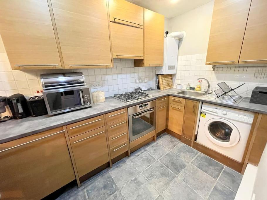 *new* Beautiful 2 Bedroom House In Location Leilighet London