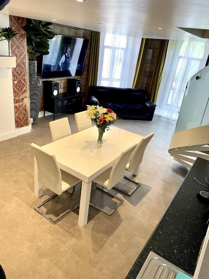 Apartment Rare Church Converted 1-bed In London