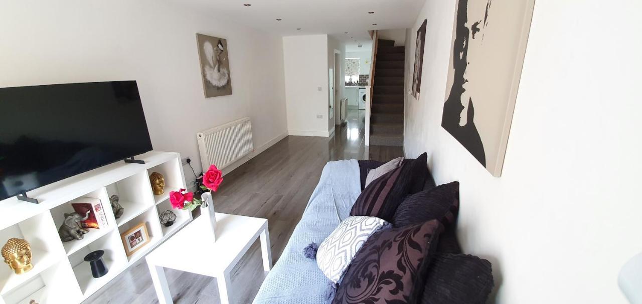 Trendy, Modern Garden Posh Peckham Apartment