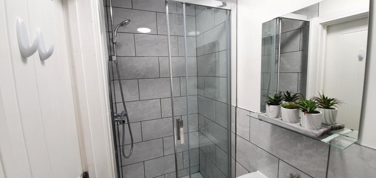 Trendy, Modern Garden Posh Peckham Apartment London