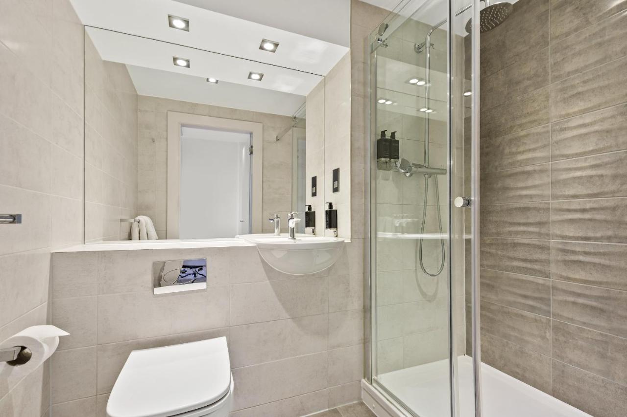 Roomzzz Stratford Aparthotel London