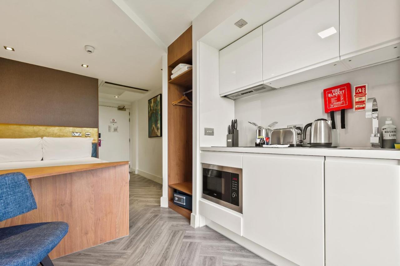 Roomzzz Stratford London