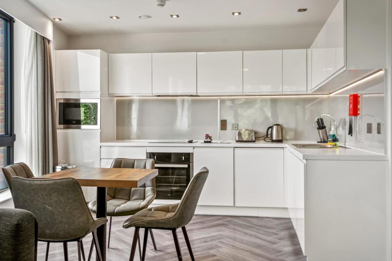 Roomzzz Stratford Aparthotel London