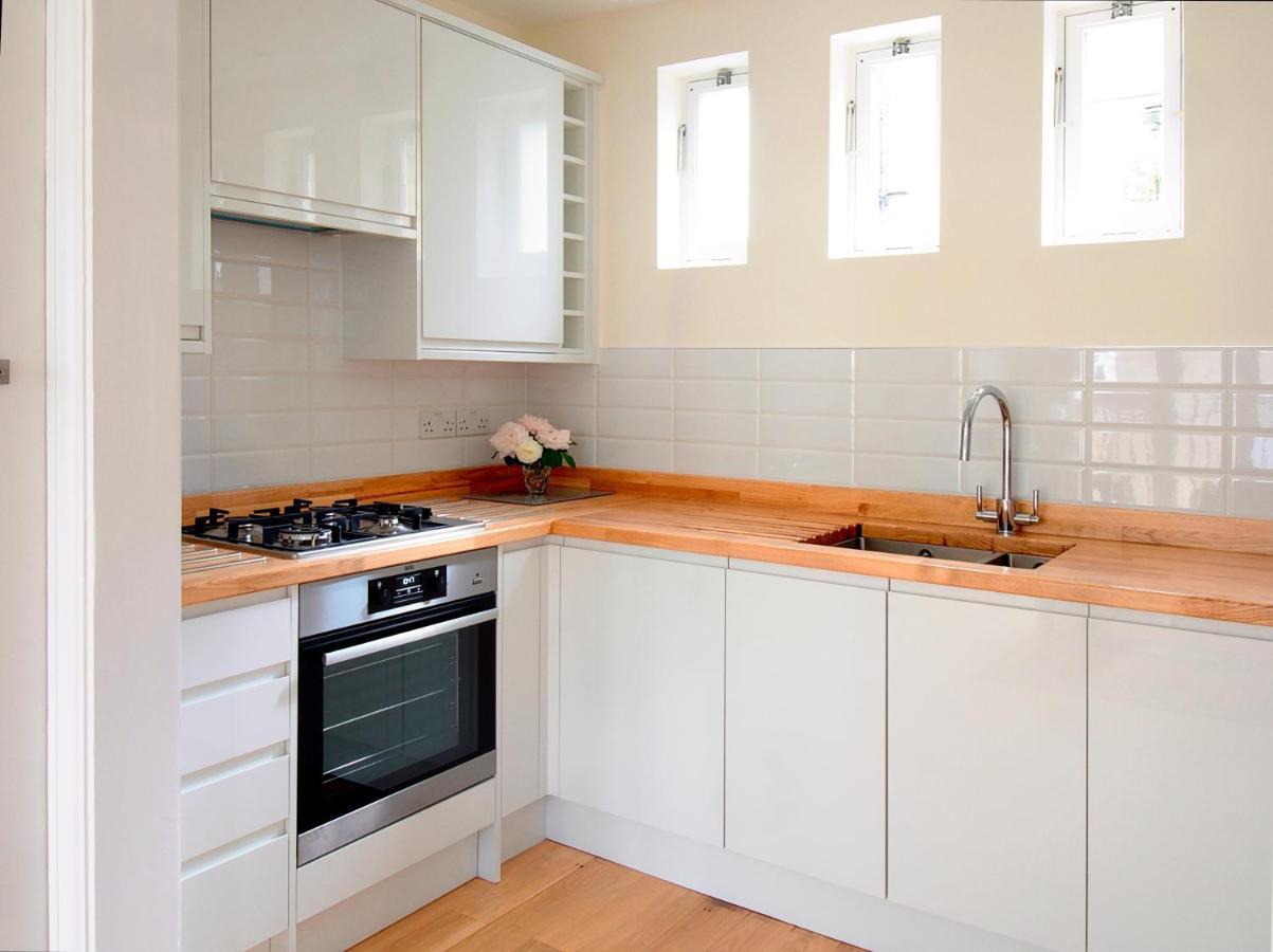 Serene Townhouse With Parking London