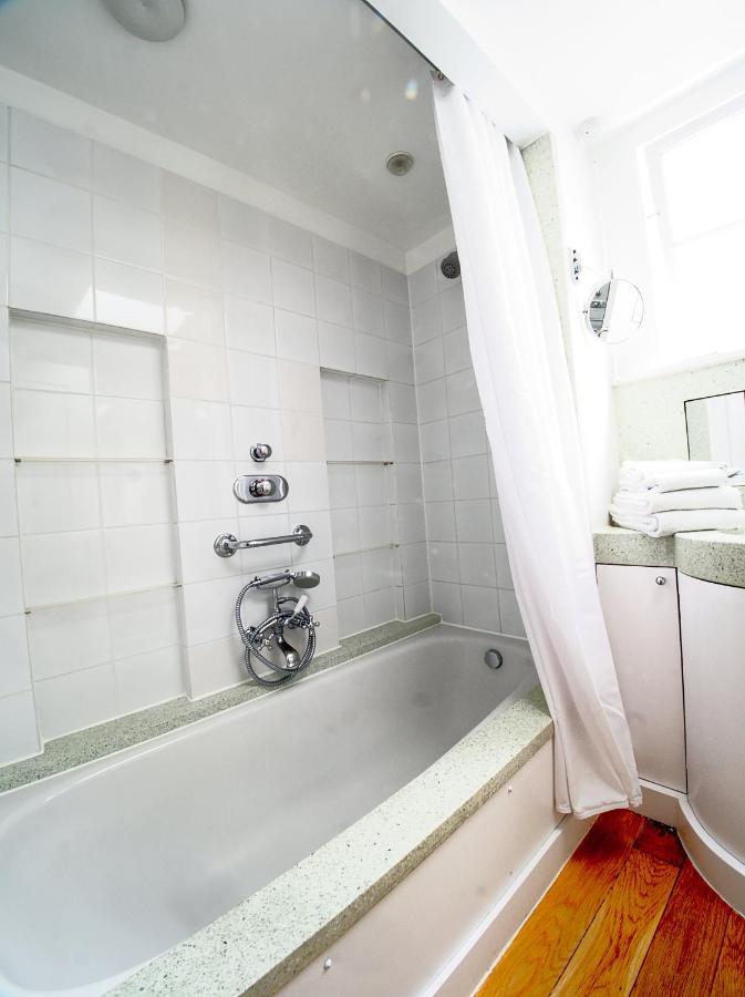 Serene Townhouse With Parking Feriehus *
