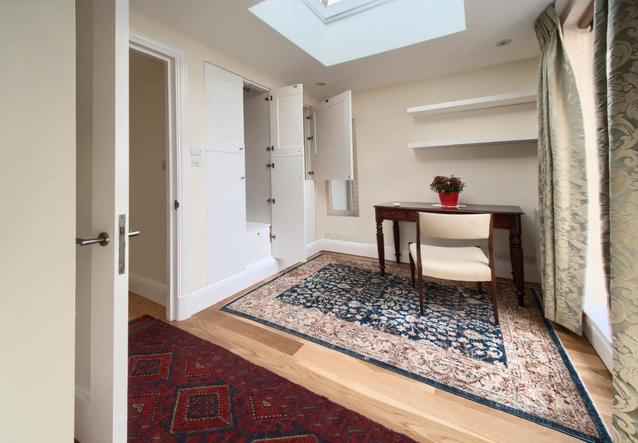 Serene Townhouse With Parking * London