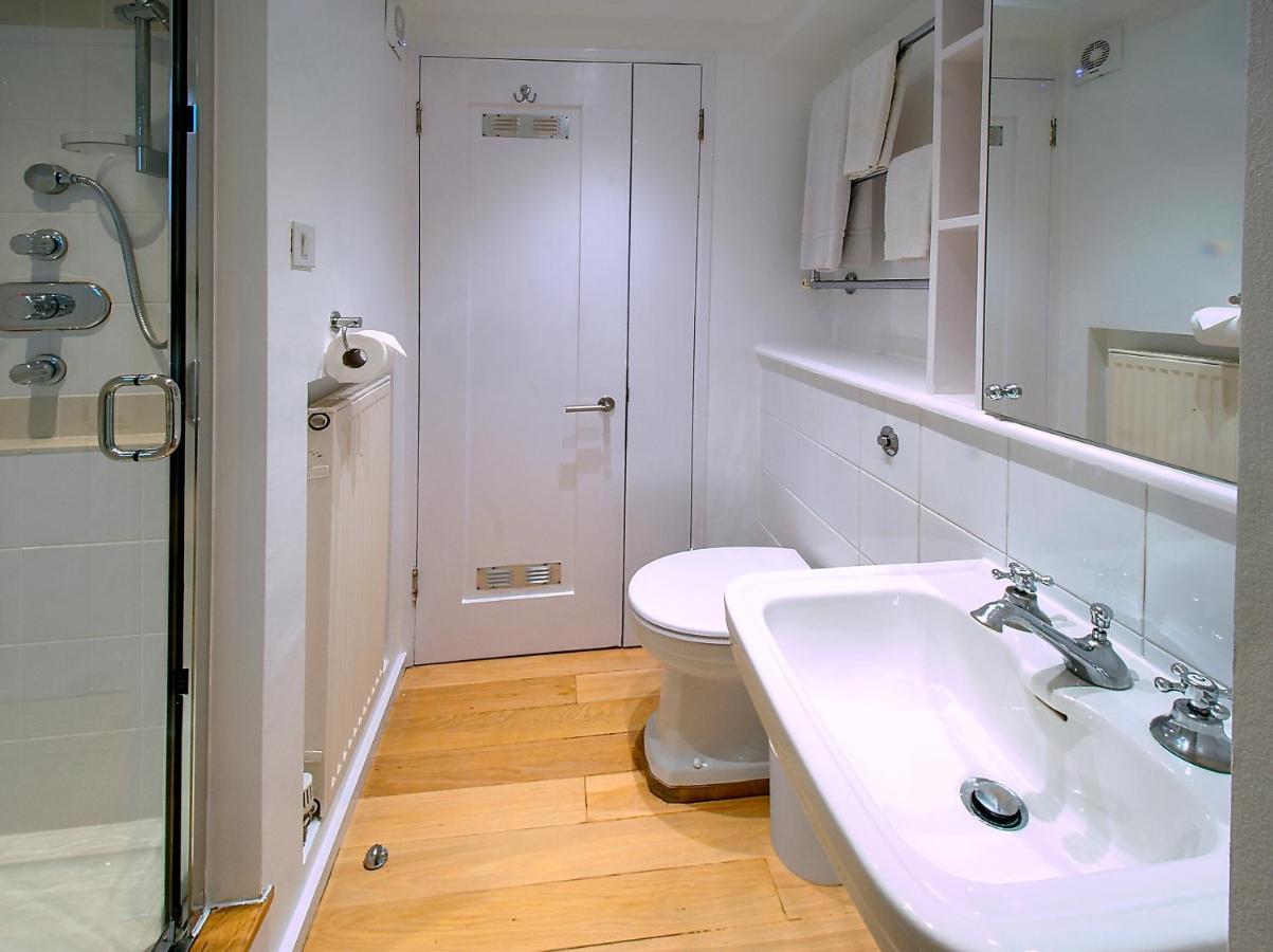 Serene Townhouse With Parking Feriehus London