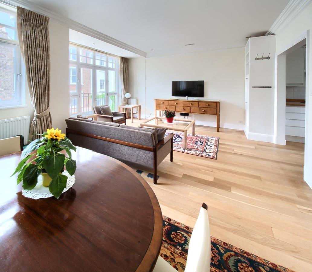 Serene Townhouse With Parking London