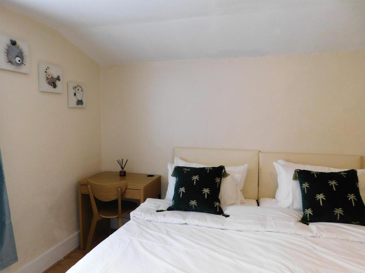 Apartment Entire 4 Bedroom Terrace House In London