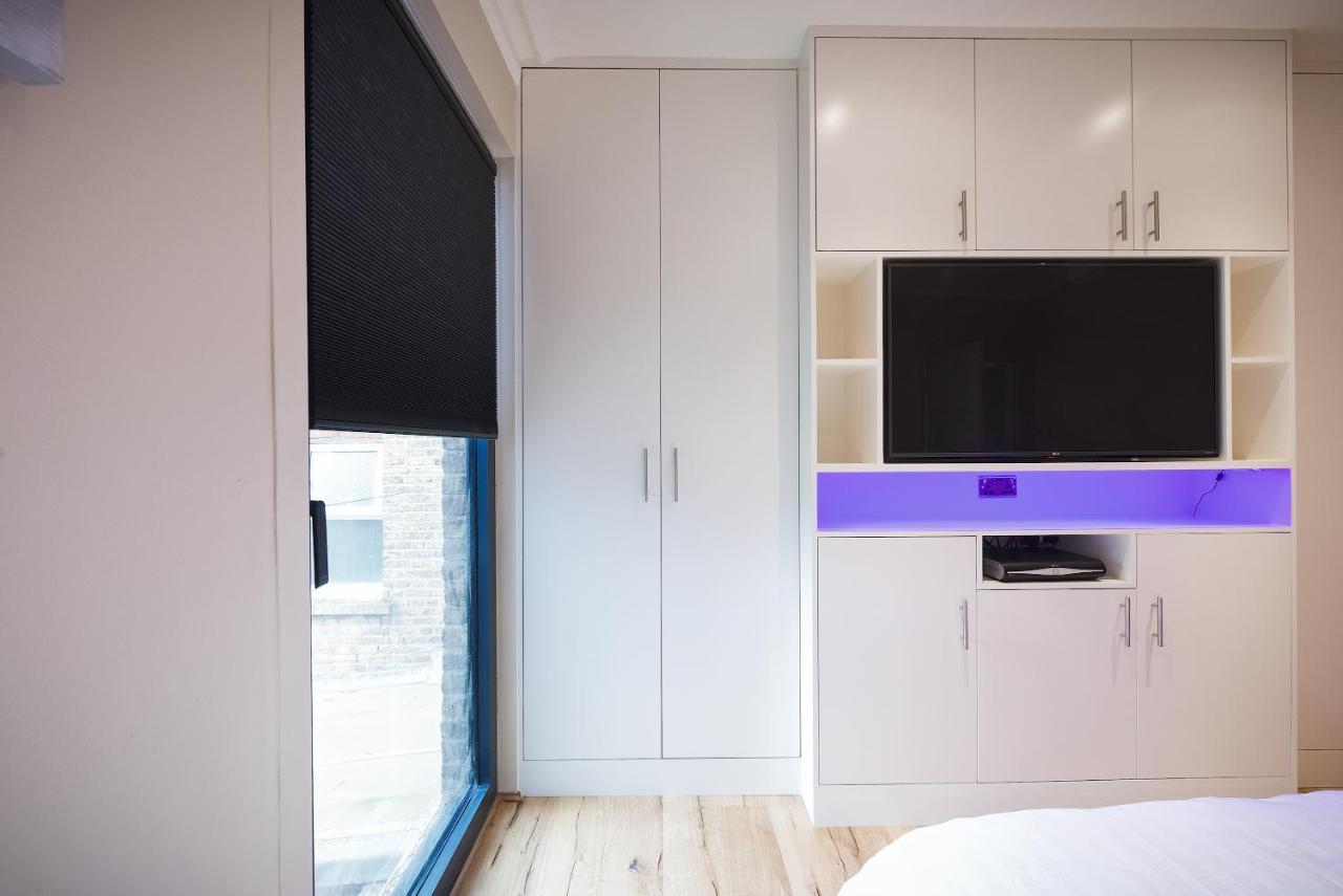 Modern Bedroom In !! * Londres