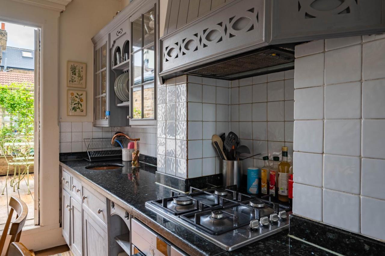 Charming With Roof Terrace In East By Underthedoormat * Londra