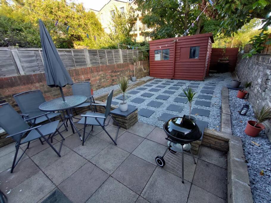 Semesterbostad Edwardian 4 Bedrooms With 4 Bathrooms Townhouse, Next To Underground, Accommodates 10 People London