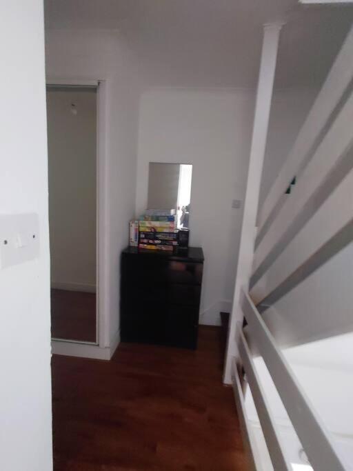 Semesterbostad Edwardian 4 Bedrooms With 4 Bathrooms Townhouse, Next To Underground, Accommodates 10 People London