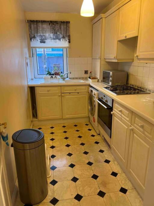 Lovely 2 Bedroom Flat In The Heart Of Water Wimbledon Appartement