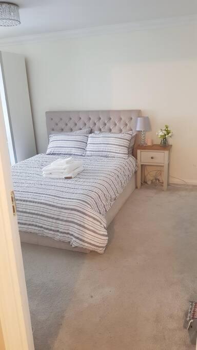 Lovely 2 Bedroom Flat In The Heart Of Water Wimbledon Londres