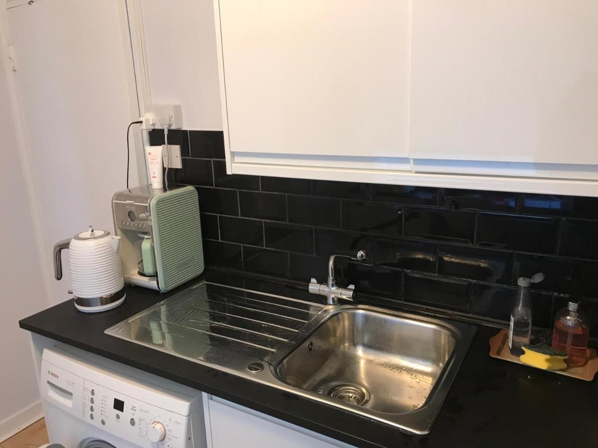 Sunny Flat In With Balcony, Just 15 Mins To Central! Londra