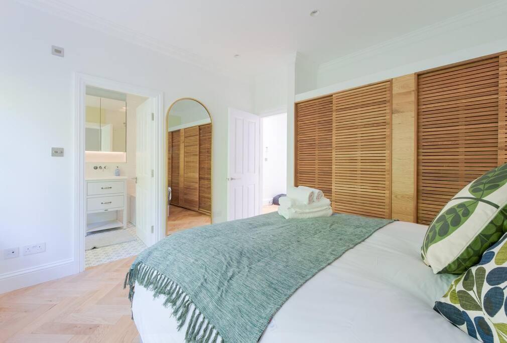 Stunning Two Bed Rh8 Londra