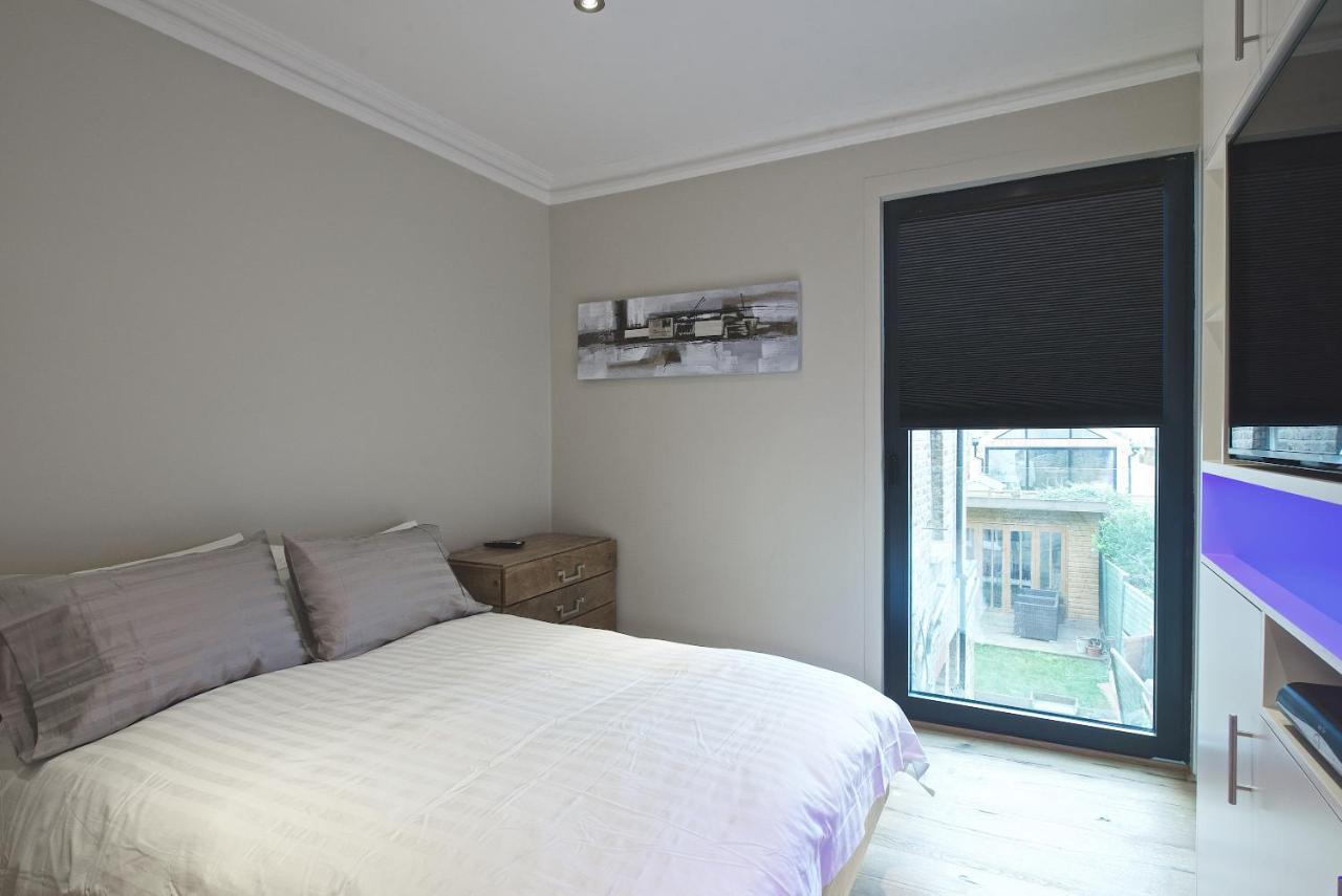 Modern Bedroom In !! Londres