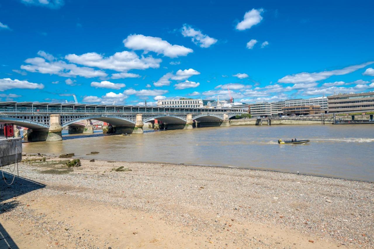 Altido 2-bed Flat W/ Thames View Lejlighed London