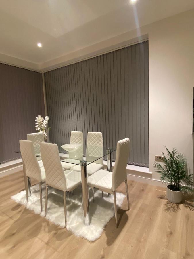 Marvelous 3 Bed Penthouse In Kewbridge Apartment London