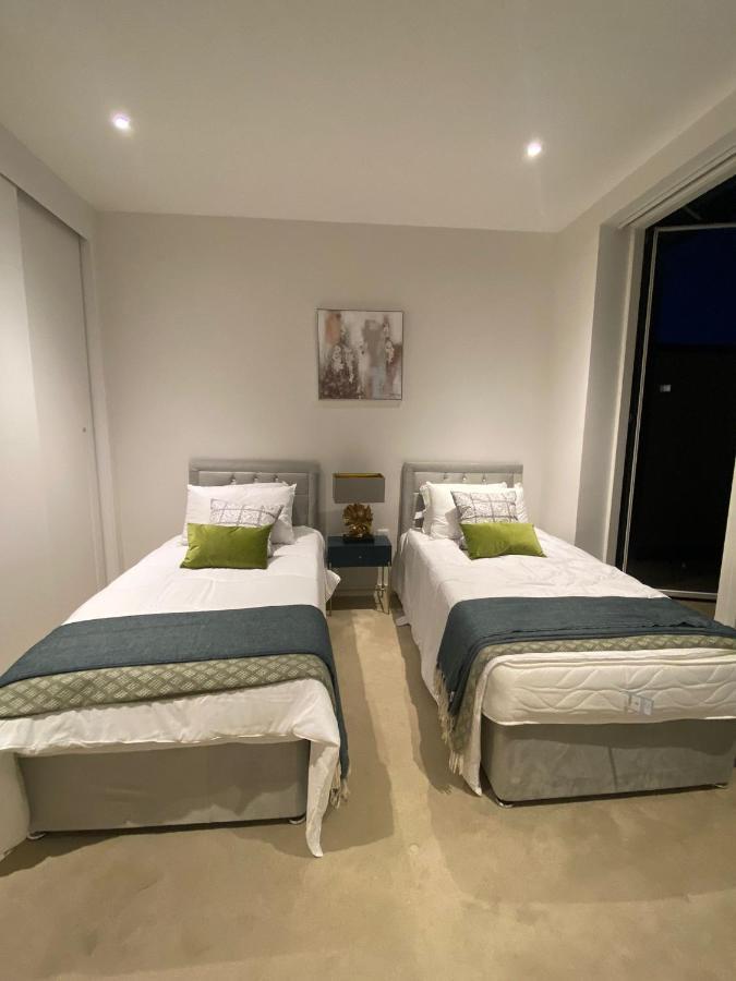 Marvelous 3 Bed Penthouse In Kewbridge Apartment