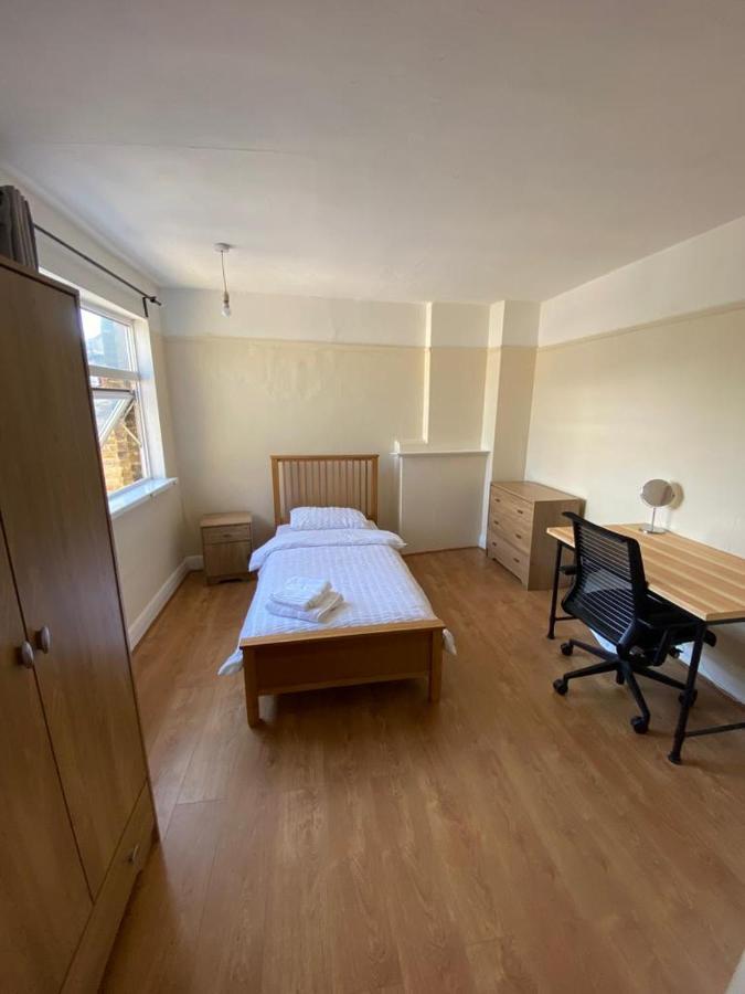 Apartment Cheerful 3 Bedroom House Just Across Tube Station London