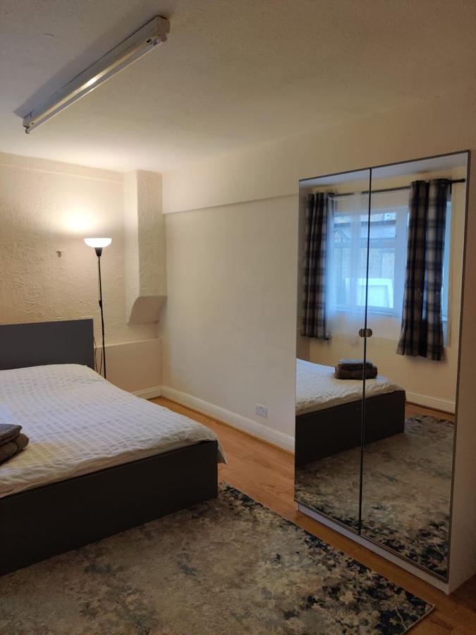 Cheerful 3 Bedroom House Just Across Tube Station London