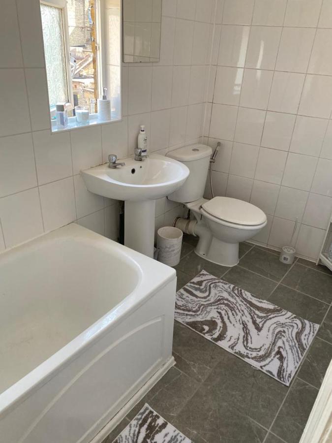 Apartment Cheerful 3 Bedroom House Just Across Tube Station London