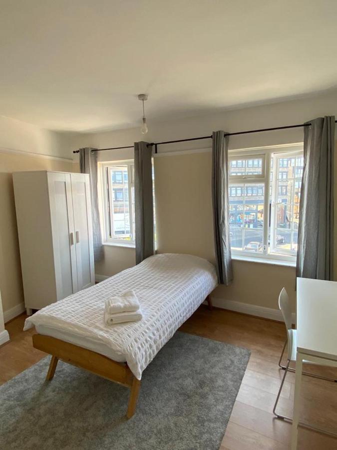 Cheerful 3 Bedroom House Just Across Tube Station Apartment