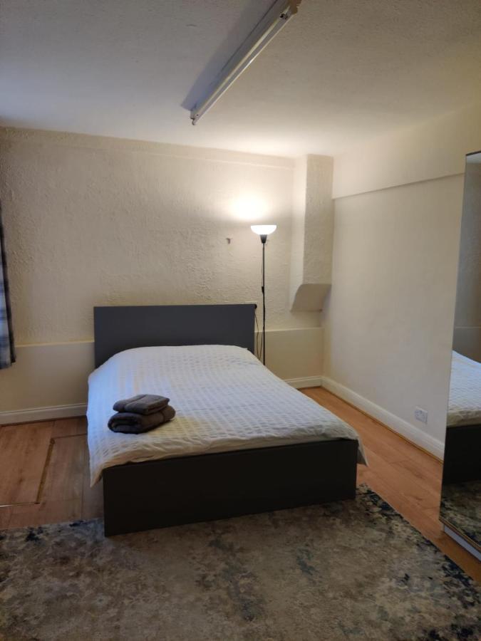 Apartment Cheerful 3 Bedroom House Just Across Tube Station *