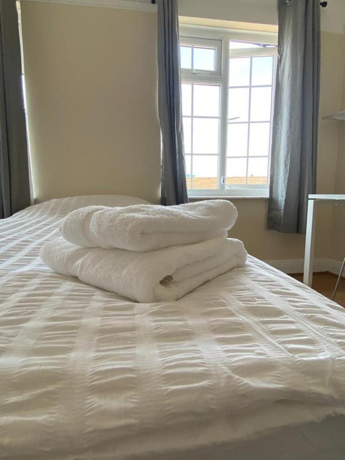 Cheerful 3 Bedroom House Just Across Tube Station * Londra