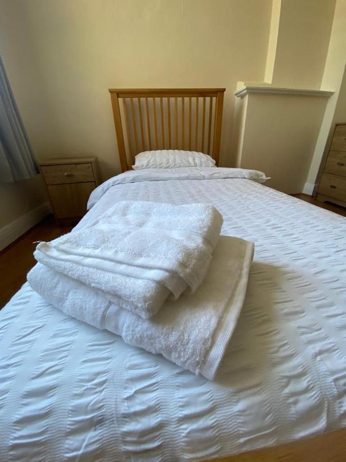 Cheerful 3 Bedroom House Just Across Tube Station London