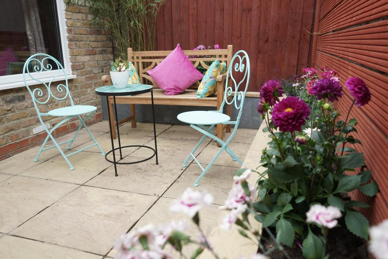 Luxury Garden Sleep 7, 2 Mins To Metro Appartement Londres