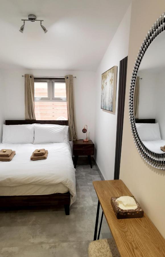 Luxury Garden Sleep 7, 2 Mins To Metro Appartement *