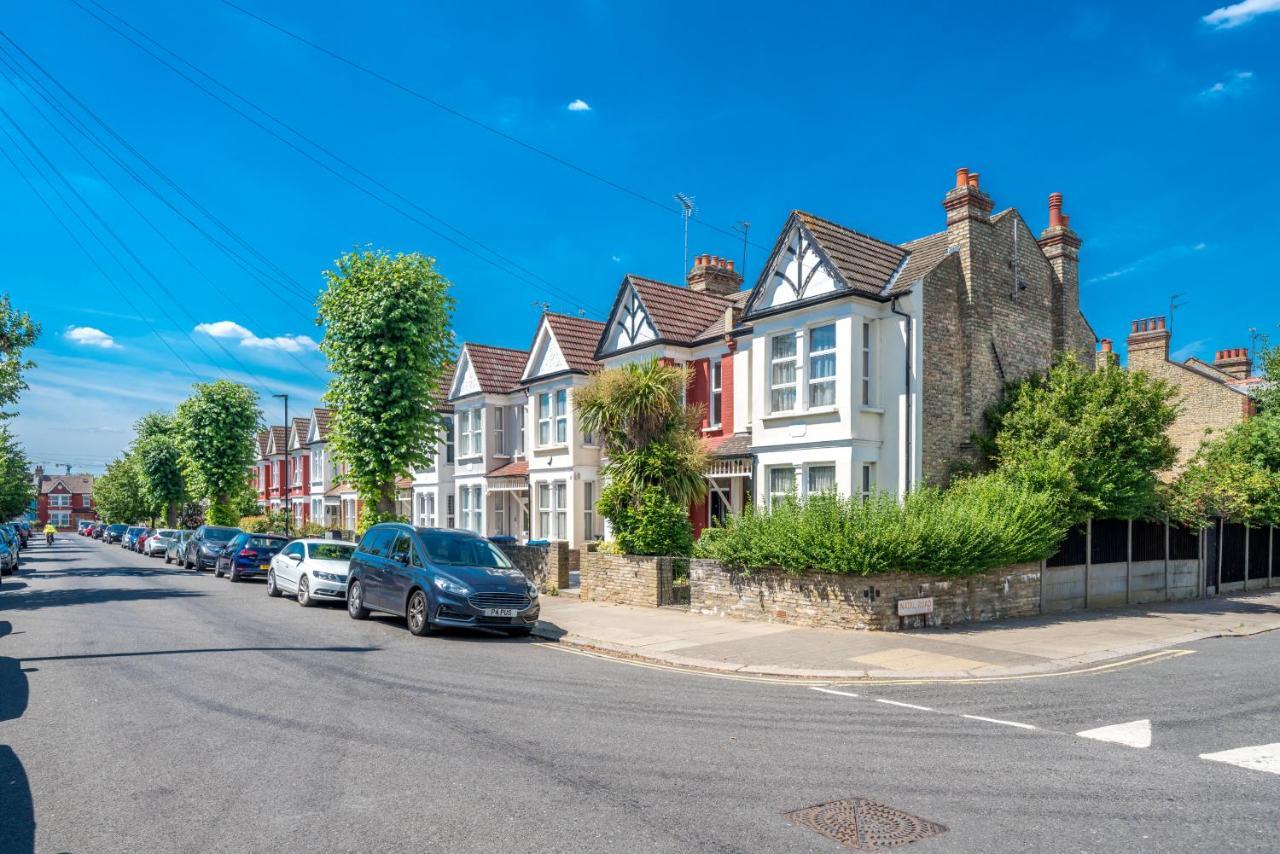 Homely 4-bedroom With 2 Baths & Free Parking Privat overnatting London