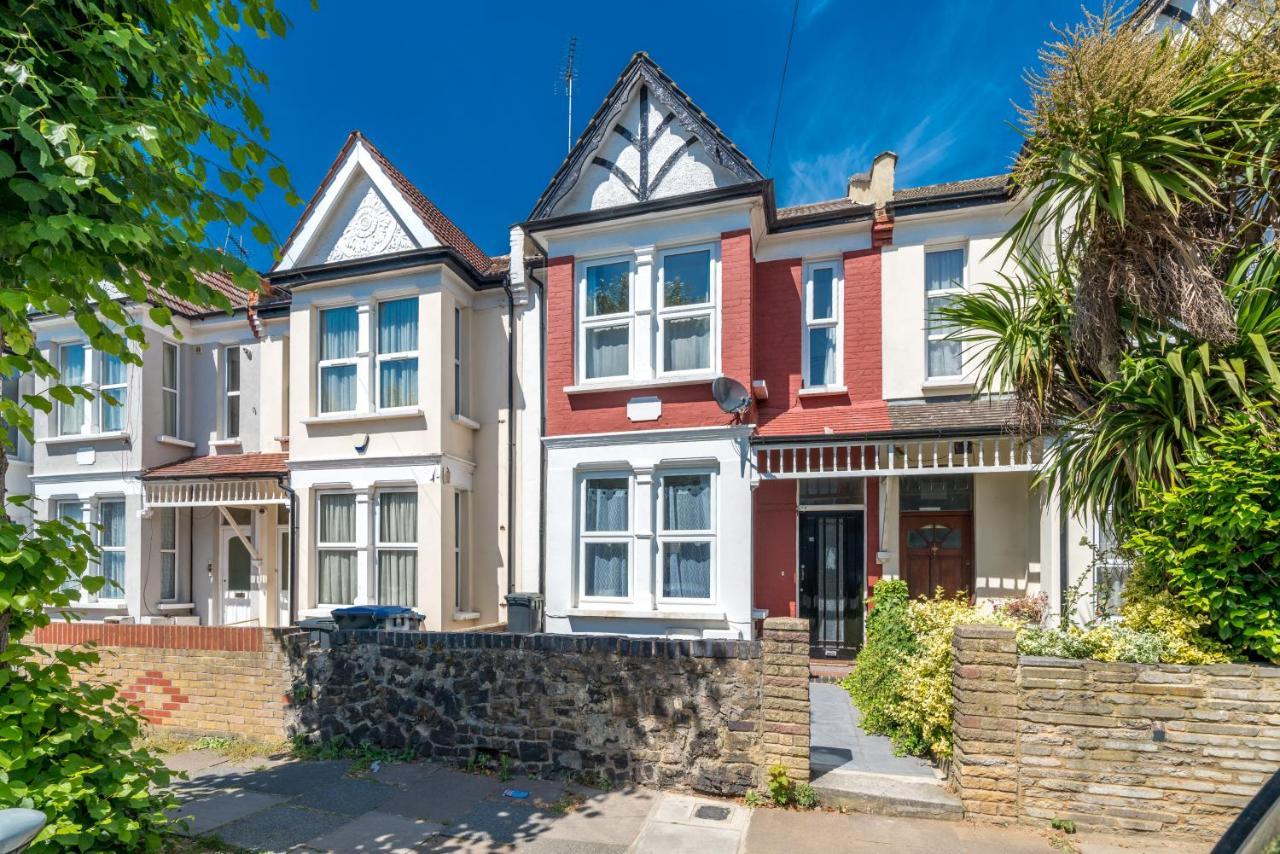 Privat overnatting Homely 4-bedroom With 2 Baths & Free Parking *