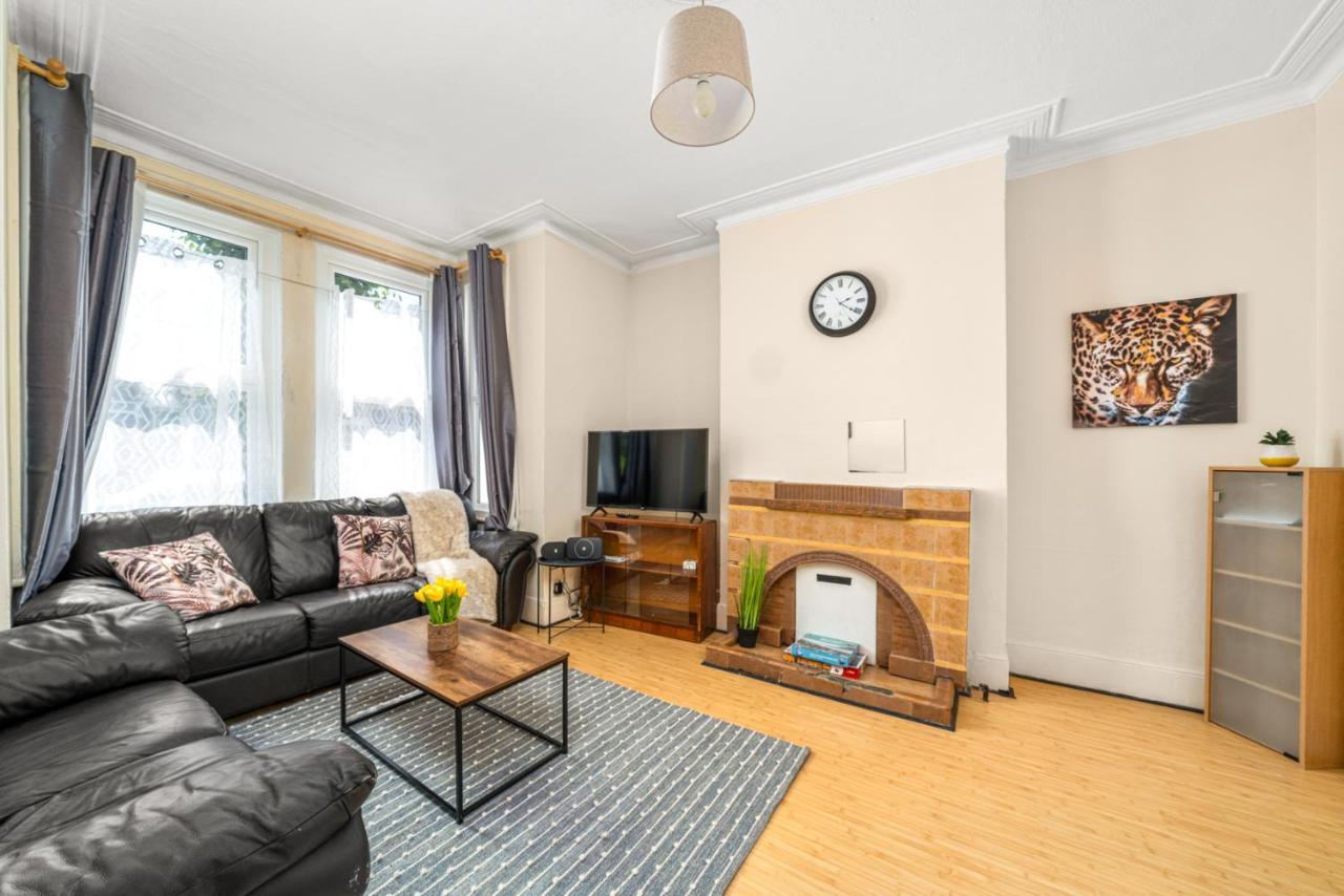 Privat overnatting Homely 4-bedroom With 2 Baths & Free Parking London