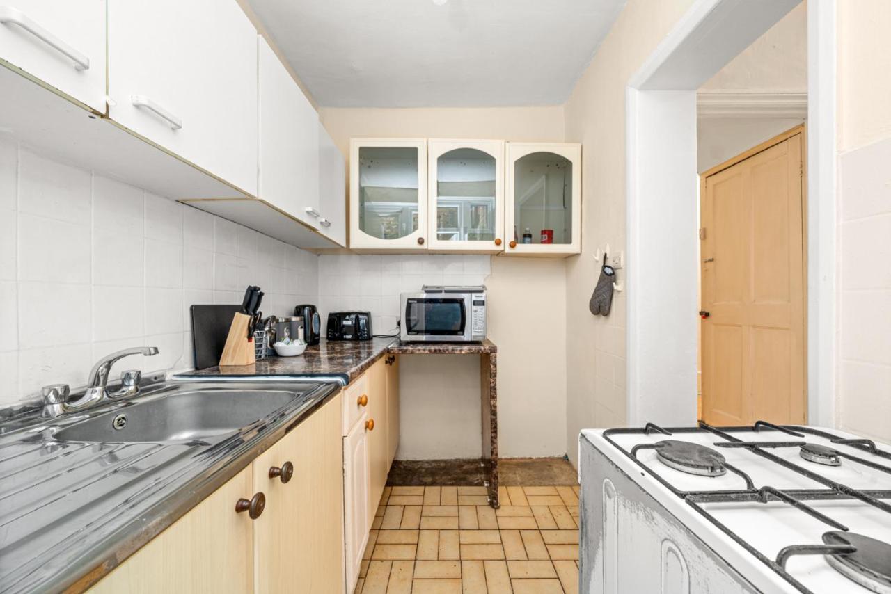 Homely 4-bedroom With 2 Baths & Free Parking Séjour chez l'habitant Londres