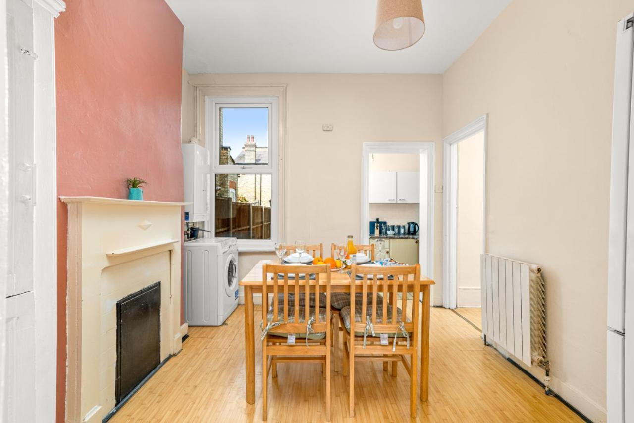 Homely 4-bedroom With 2 Baths & Free Parking Privat overnatting *