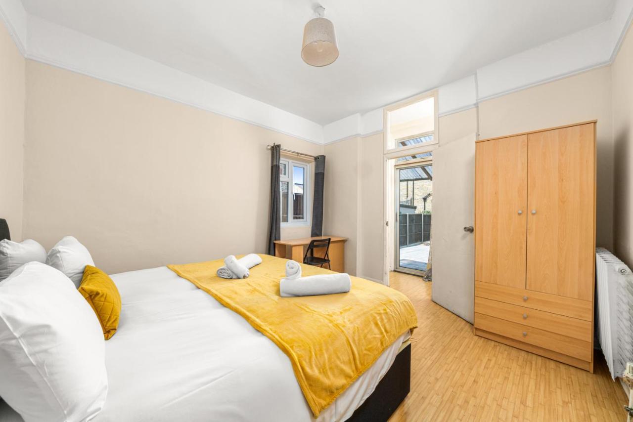 Homely 4-bedroom With 2 Baths & Free Parking Privat overnatting London