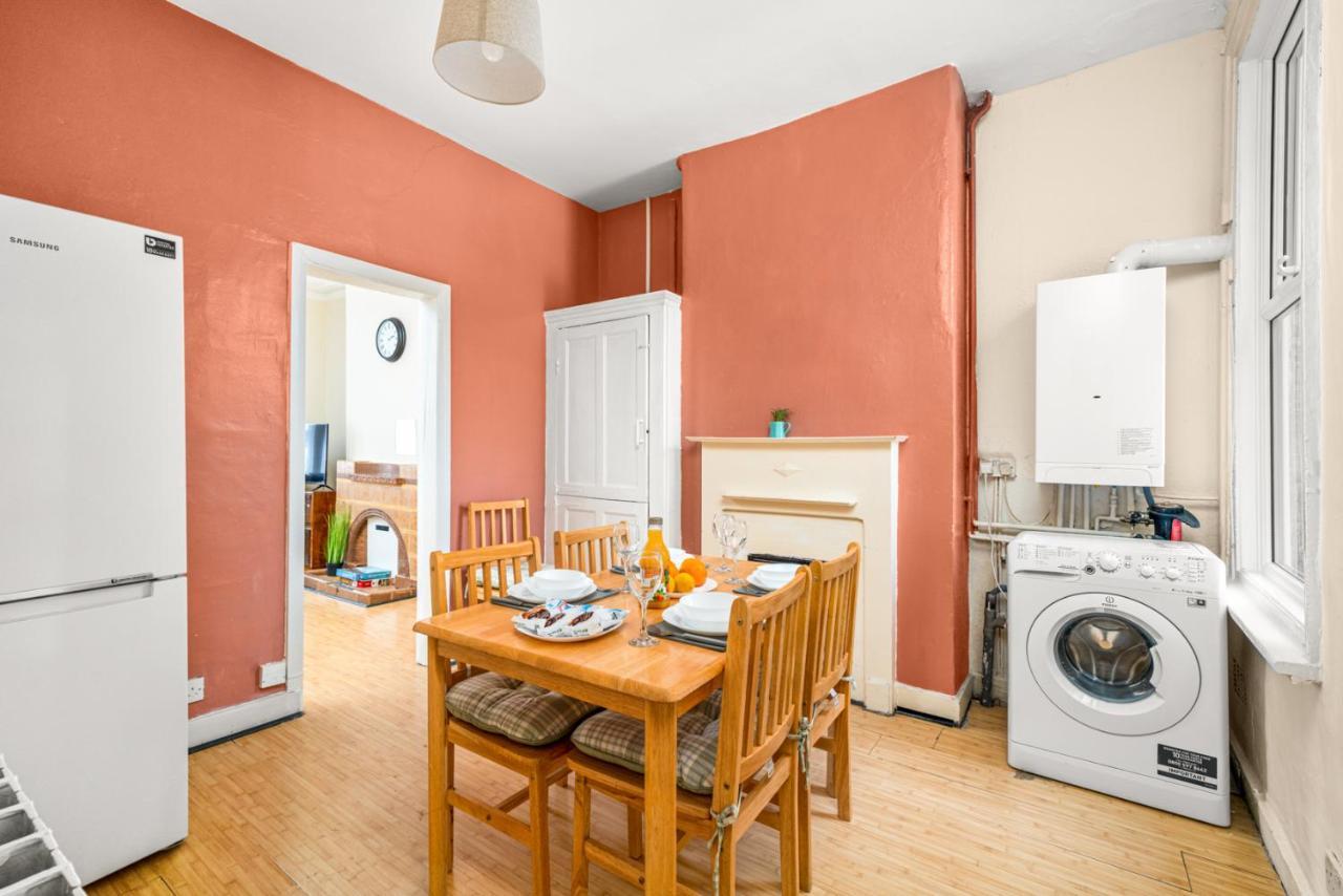 Homely 4-bedroom With 2 Baths & Free Parking Privat overnatting