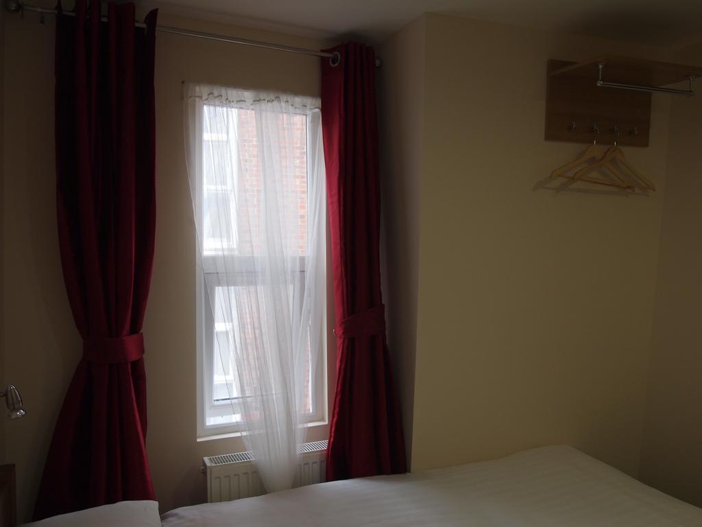 Earls Court Garden 2*