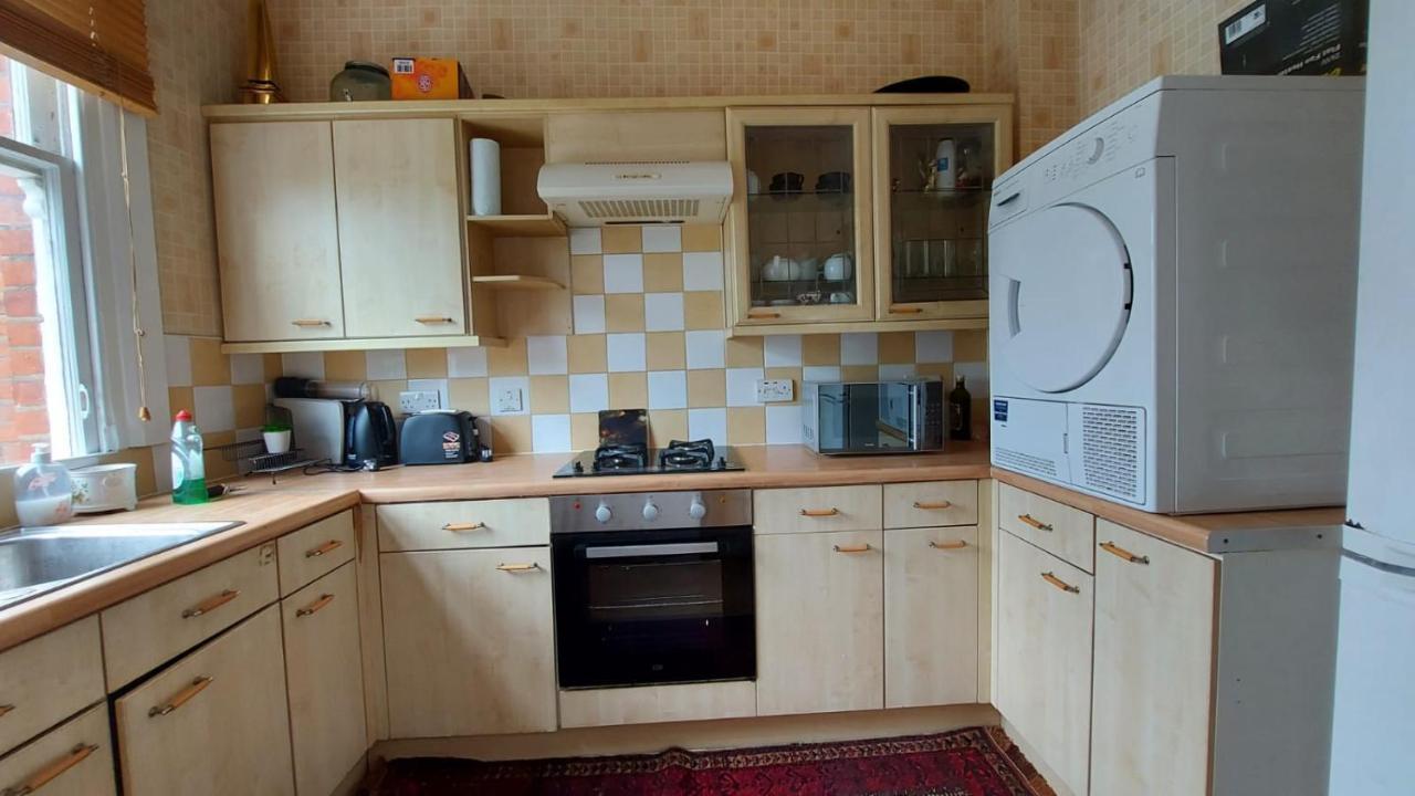 Extra Large One Bedroom Flat With Parking Londra