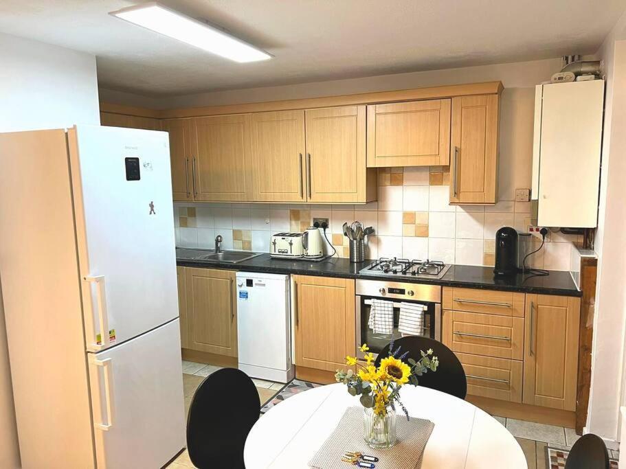 Apartment Aisiki At Tottenham Hale, 4 Bedroom & 2 Bathroom Pet-friendly Duplex Flat, King Or Twin Beds With Free Wi-fi & Parking *