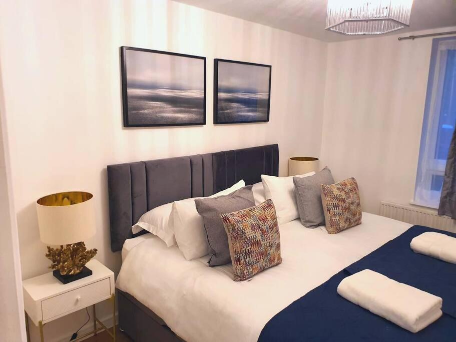 Aisiki At Tottenham Hale, 4 Bedroom & 2 Bathroom Pet-friendly Duplex Flat, King Or Twin Beds With Free Wi-fi & Parking Apartment *