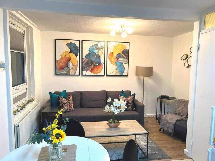 Aisiki At Tottenham Hale, 4 Bedroom & 2 Bathroom Pet-friendly Duplex Flat, King Or Twin Beds With Free Wi-fi & Parking London