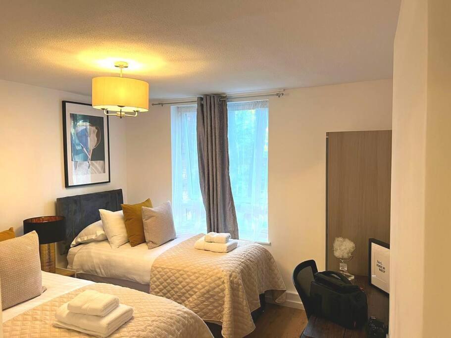 Aisiki At Tottenham Hale, 4 Bedroom & 2 Bathroom Pet-friendly Duplex Flat, King Or Twin Beds With Free Wi-fi & Parking *
