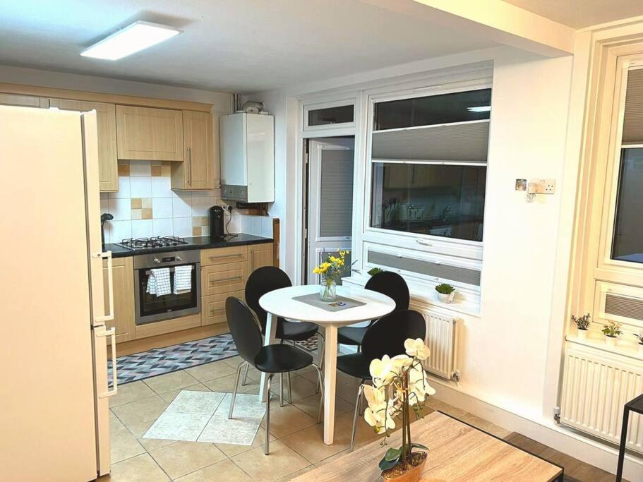Apartment Aisiki At Tottenham Hale, 4 Bedroom & 2 Bathroom Pet-friendly Duplex Flat, King Or Twin Beds With Free Wi-fi & Parking