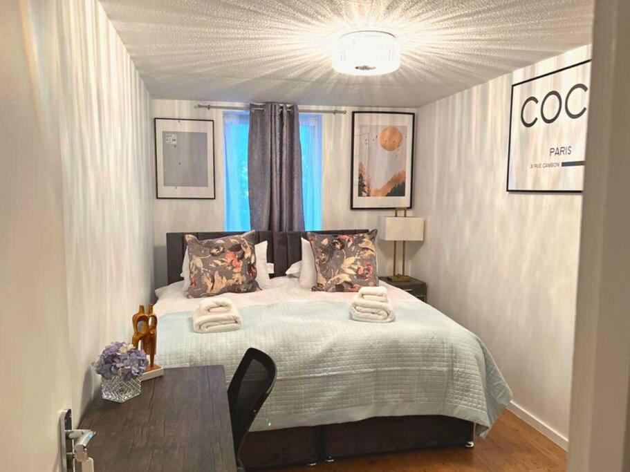 Apartment Aisiki At Tottenham Hale, 4 Bedroom & 2 Bathroom Pet-friendly Duplex Flat, King Or Twin Beds With Free Wi-fi & Parking London