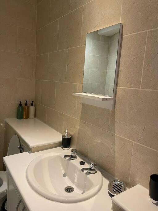 Lägenhet 2 Bed Flat Outside Liverpool Street Station! London